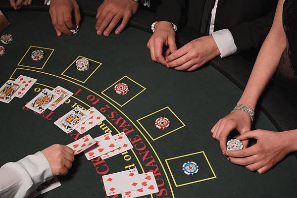 How to Study Online Poker Games for Better Decisions